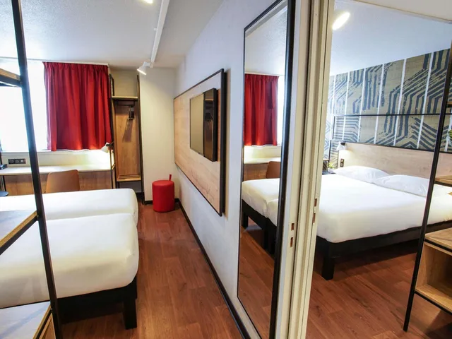 غرفة متصلة بسرير مزدوج وسريرين منفصلين، Kyriad Paris Nord Porte de Saint Ouen Formely Alliance Hotel Paris Porte de Saint Ouen 14/20