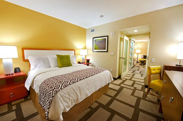 جناح بسرير كينج مع أريكة، Embassy Suites by Hilton Houston Downtown 3/4