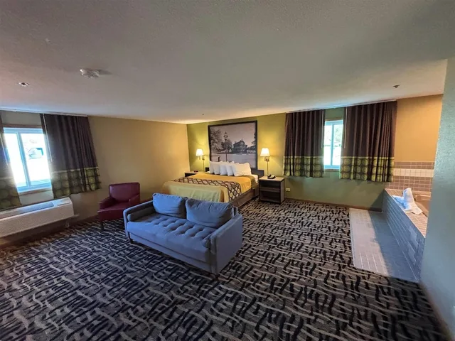 Deluxe, Suite, King Bed, Jetted Tub, Super 8 by Wyndham McLean/Bloomington SW 1/4