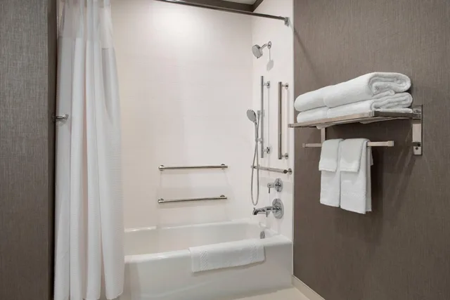 جناح بسريرين مزدوجين بحوض استحمام لذوي الإعاقة، Springhill Suites Herndon Reston 8/8