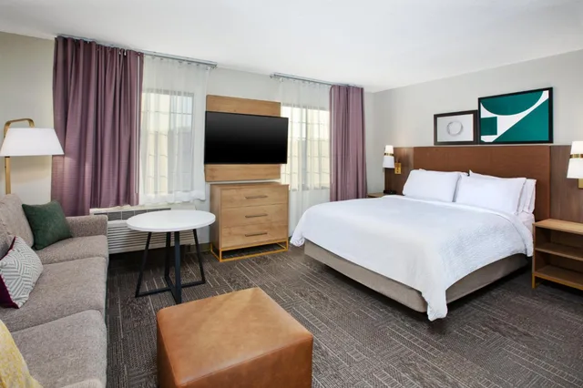 جناح استوديو بسرير كوين بحوض استحمام لذوي الإعاقة، Staybridge Suites Omaha 80th And Dodge 2/7