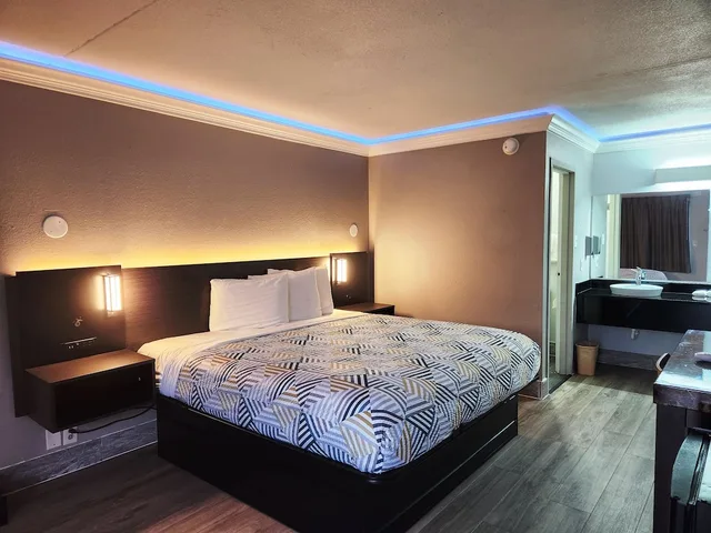 1 King Bed - Mobil Acc RI Shwr Smk Micfridg، Motel6 North Little Rock, AR 5/7