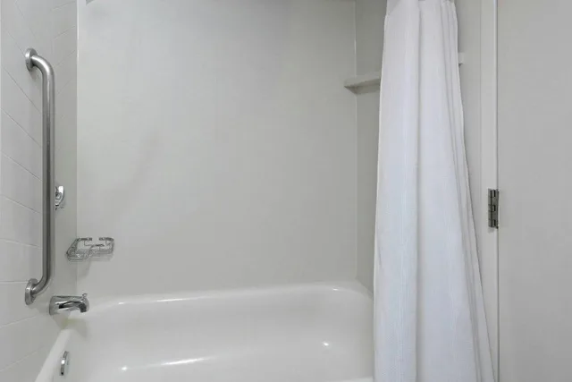 غرفة بسريرين كوين بحوض استحمام لذوي الإعاقة، Fairfield Inn Greensboro Airport 6/6
