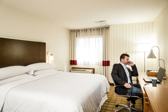غرفة تقليدية بسرير كينج مع أريكة، Four Points by Sheraton Edmonton South 1/5
