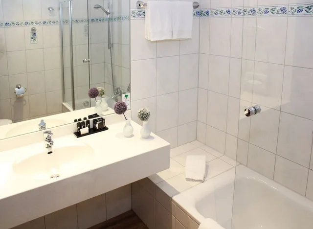 غرفة ثلاثية بسرير مزدوج وسرير فردي، Van Der Valk Hotel Hamburg-Wittenburg 3/4