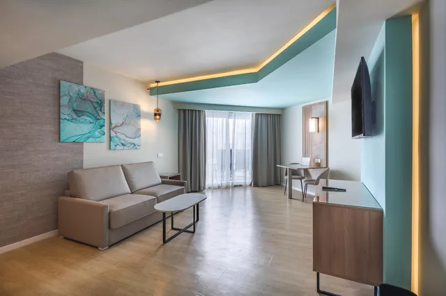 جناح بسرير كينج بإطلالة على البحر مع أريكة، RIU Palace Antillas - Adults Only - All Inclusive 2/2