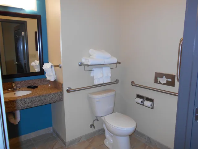 جناح بسريرين كوين مع أريكة بمطبخ لذوي الإعاقة، Best Western Plus Patterson Park Inn 4/5