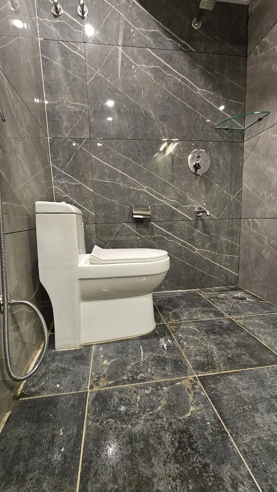 جناح تنفيذي بسرير كينج، Emerald Urban Comforts 2/2