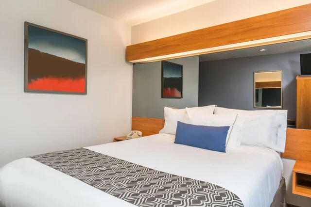 جناح استوديو بسرير كوين، Microtel Inn & Suites by Wyndham Springfield, MN 2/2