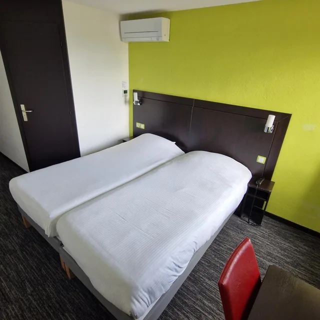 Room, Twin Beds, Kyriad Montlucon - Saint Victor 3/4