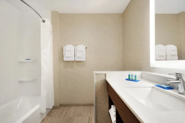 جناح بسريرين كوين، Holiday Inn Express Suites Cincinnati South Wilder 3/4