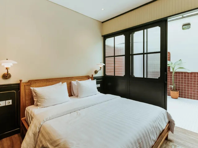 Loft, King Bed, Large, Stevie G Hotel 2/2