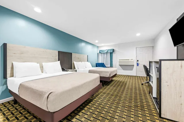 Room, 2 Queen Beds, SureStay by Best Western Huntsville University Area 1/6