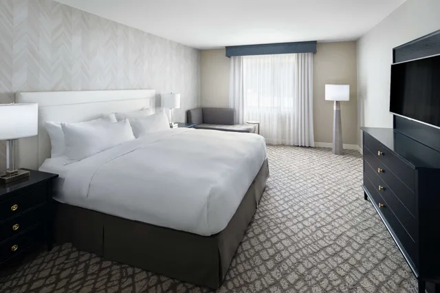 جناح بسرير كينج بمنطقة جلوس لذوي الإعاقة، DoubleTree Suites by Hilton Charlotte SouthPark 3/10