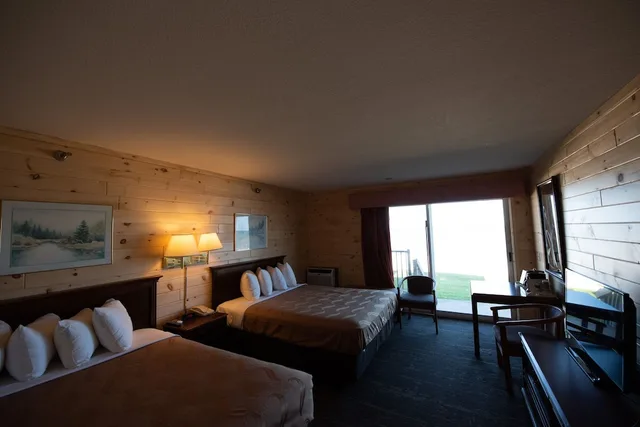 Island, Deluxe, 2 Queen Beds, Lake or Beach View, Balcony، Quality Inn & Suites Mackinaw City Beachfront 9/10