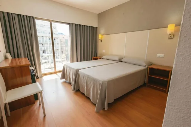 Essential, Single, Twin Beds, Pool View, Large، Port Vista Oro 3/5