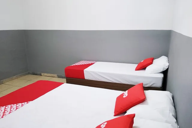 Quintuple Room (1 Double bed + 3 Single bed)، OYO Hotel Bras 5/6