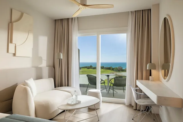 غرفة ديلوكس بسريرين منفصلين بإطلالة على البحر، Amare Beach Hotel Sancti Petri 5/10