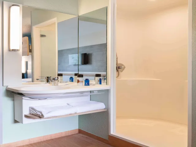 غرفة بسرير مزدوج وسرير بطابقين، ibis budget Meudon Paris Ouest 4/7