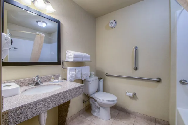 غرفة بسريرين كوين لذوي الإعاقة، Cobblestone Inn Suites Rugby 3/4