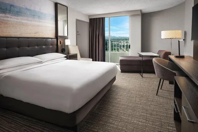 غرفة ديلوكس بسرير كينج أو سرير مزدوج وسرير كينج في طابق مرتفع، Warner Center Marriott Woodland Hills 1/3