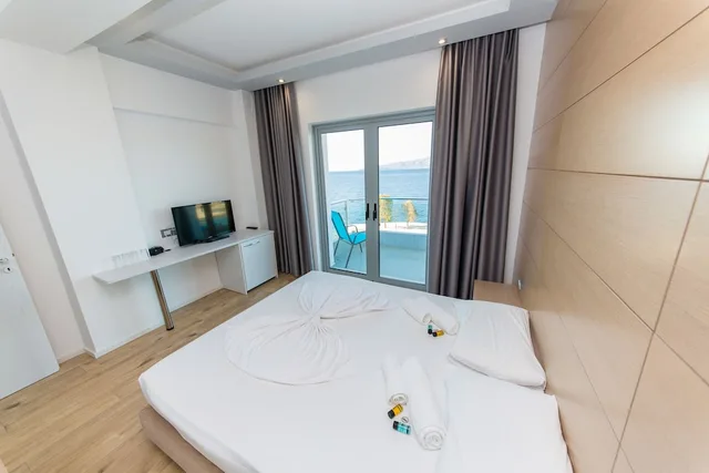 2 Bedrooms, Family, Queen and Twin Beds, Sea View, Balcony, Hotel Saranda Palace 9/10