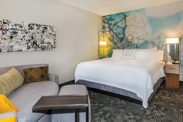 غرفة بسرير كينج مع أريكة، Courtyard Nashville at Opryland 1/2