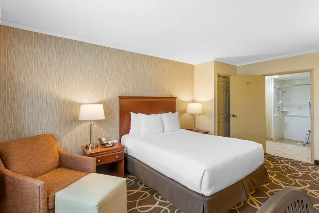 غرفة قياسية بسرير كوين بحوض جاكوزي لذوي الإعاقة، Best Western Plus Burley Inn & Convention Center 1/6