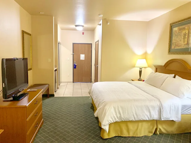Standard, Double Bed, Holiday Inn Express Hotel Suites Alice 1/2