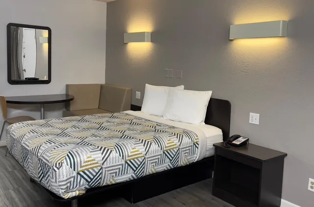 غرفة بسرير كوين، Motel6 Sallisaw, OK 5/8