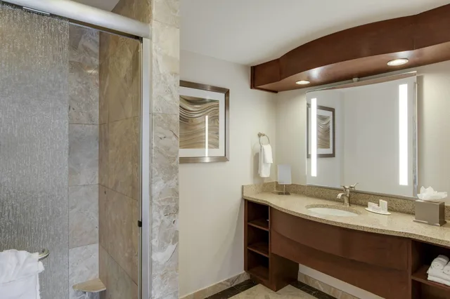 غرفة بسرير كينج مع أريكة، COURTYARD BY MARRIOTT LOGAN AIRPORT 10/10