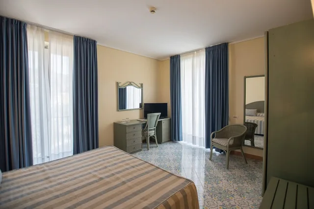 غرفة مزدوجة سوبيريور بإطلالة جزئية على البحر، Hotel Villa Maria 4/5
