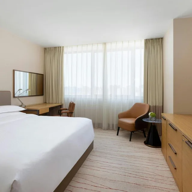 Comfortable Room King Bed, Four Points By Sheraton Shanghai Daning 5/8