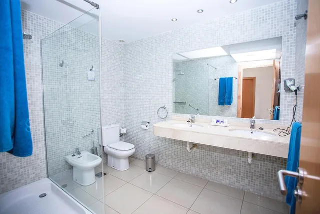 شقة ملكية بشرفة مفردة بسريرين منفصلين بإطلالة جزئية على البحر مع أريكة، Servatur Terrazamar & Sun Suite 4/6