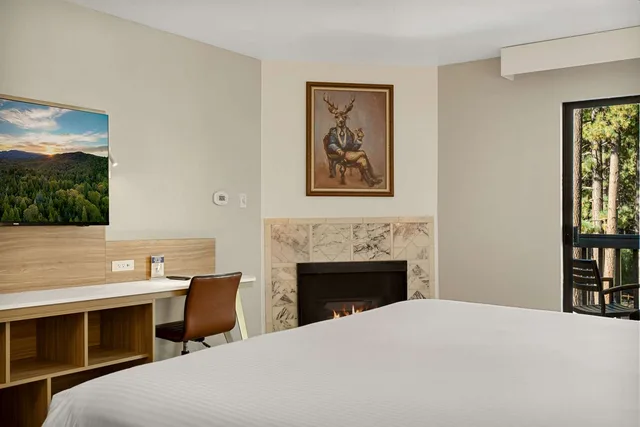 غرفة بسرير كينج بشرفة بحوض جاكوزي، Chateau Big Bear Boutique Hotel, BW Signature Collection 1/3