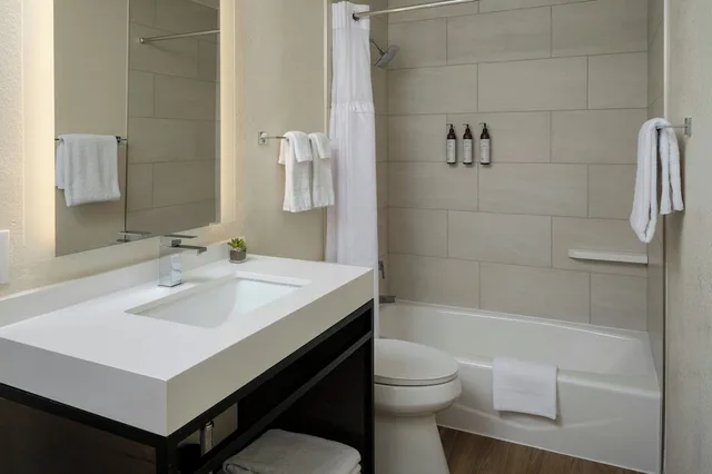 فيلا بسرير كوين بشرفة بغرفة نوم واحدة مع أريكة، Marriotts StreamSide Birch at Vail 4/9
