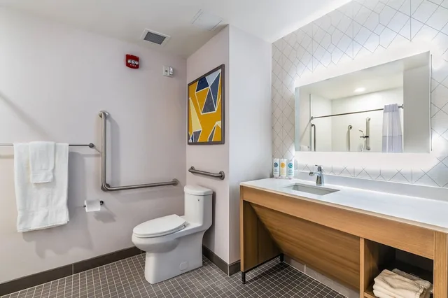 غرفة بسرير كينج لذوي الإعاقة، Comfort Inn and Suites Bradford 3/4