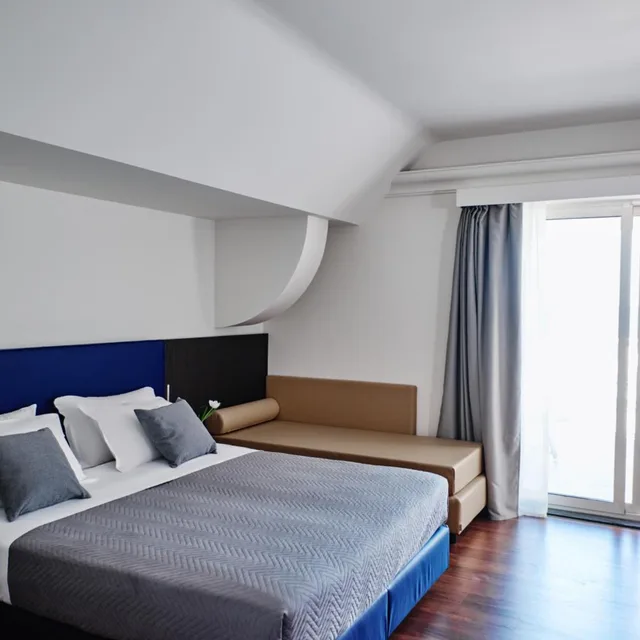 غرفة رباعية بشرفة، Negresco 2/10