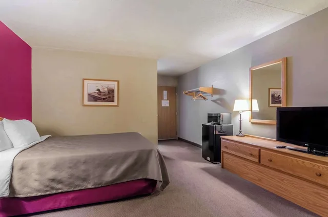 غرفة قياسية بسرير كوين مع أريكة، Rodeway Inn Hesston, KS 3/10