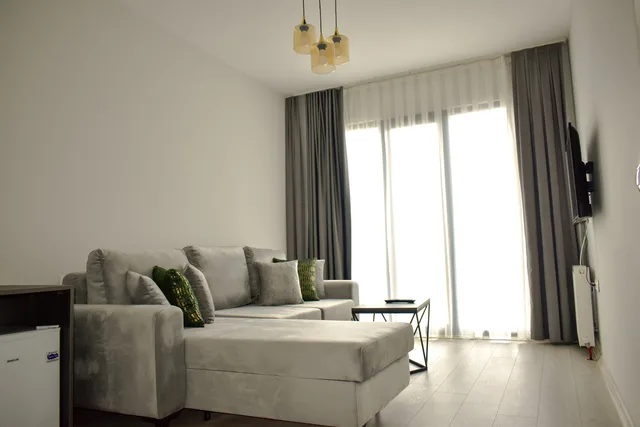Suite, Green Hills Suites 3/8