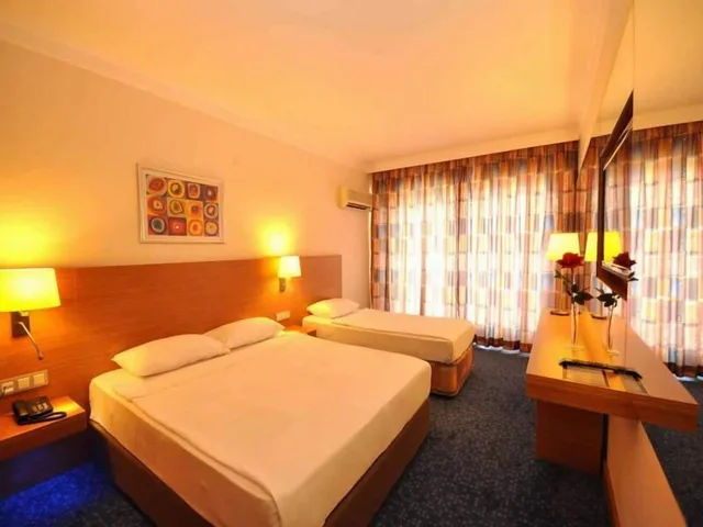 غرفة قياسية بسرير مزدوج وسرير فردي بإطلالة على البحر، Grand Efe Hotel 5/6
