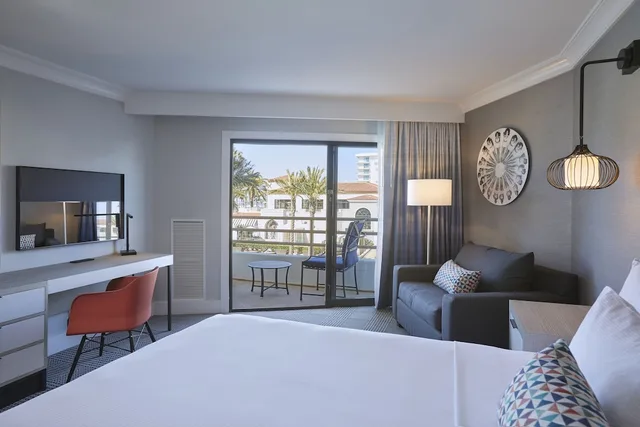 Tower, Huntington, King Bed, Resort View, Balcony، The Waterfront Beach Resort, a Hilton Hotel 2/5