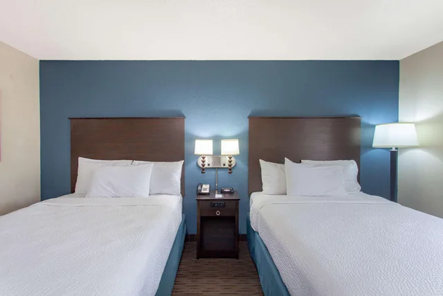 غرفة ديلوكس رباعية، AmericInn by Wyndham Mankato Event Center 2/4