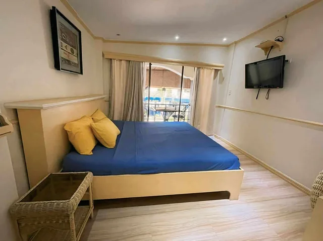 غرفة بسرير كينج بإطلالة على الفناء بشرفة، Mango's Beachfront Resort 1/1