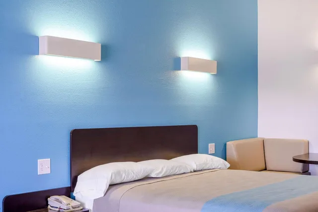 Room, King Bed, Accessible, Motel6 Canton, TX 8/10