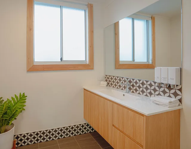 Courtyard, Family, King Bed, Bunk Bed, Separate Building, AIRLIE BEACH HOTEL 2/2