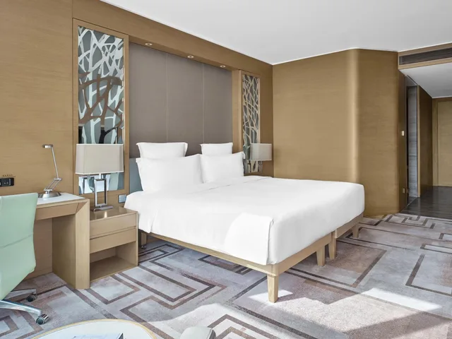 غرفة ديلوكس بسرير كينج وسرير كوين بإطلالة على المدينة، Langham Place Hotel Guangzhou 2/3