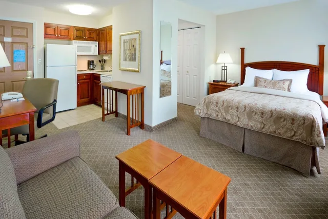 جناح استوديو بسرير كوين بمطبخ بحوض استحمام لذوي الإعاقة، Staybridge Suites Cranbury-South Brunswick 2/4