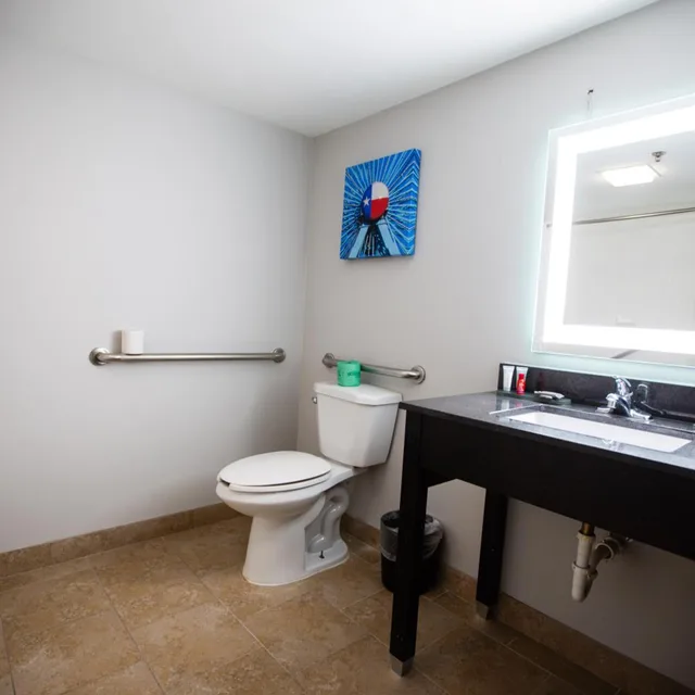جناح بسرير كينج بغرفة نوم واحدة بحوض استحمام لذوي الإعاقة، La Quinta Inn & Suites by Wyndham Dallas I-35 Walnut Hill Ln 7/7