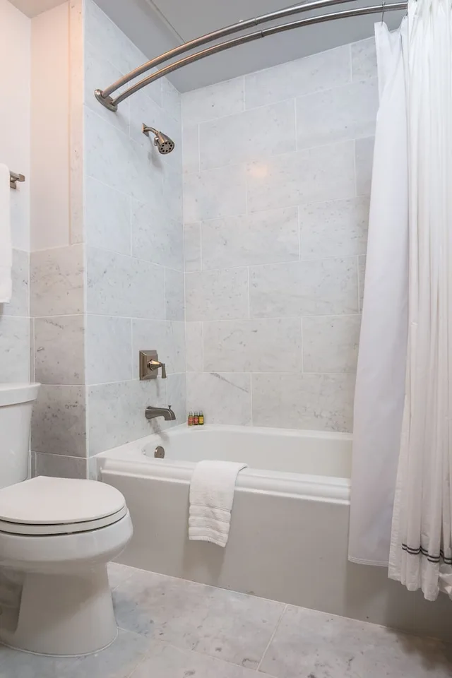غرفة بريميير بسرير كينج بإطلالة على المسبح، Hotel Ella 4/5